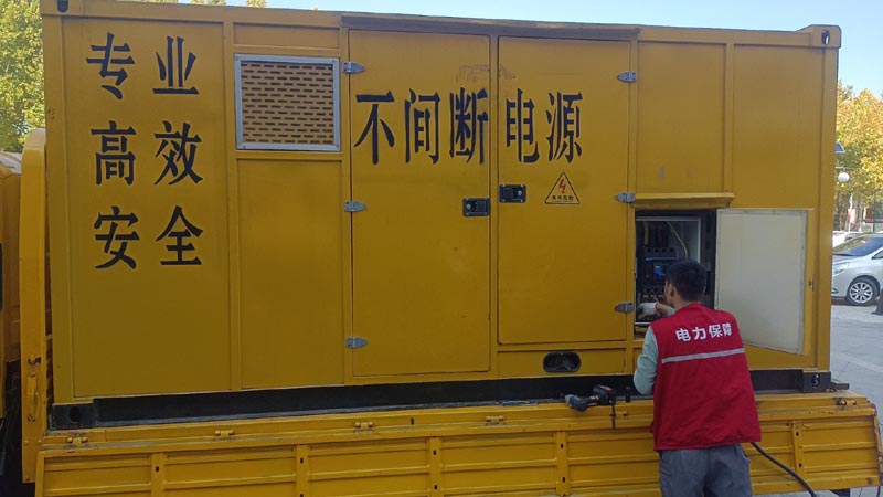恩平柴油发电机组和UPS电源配合使用时，如何避免切换过程中的电力中断？